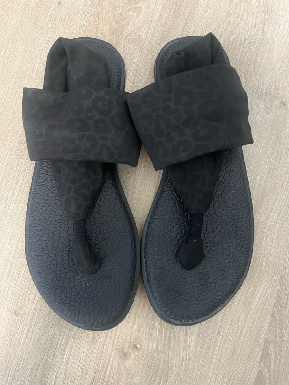Sanuk Cosmic Shores Leopard Black Sandals Women’s Size 7 (Nearly New)